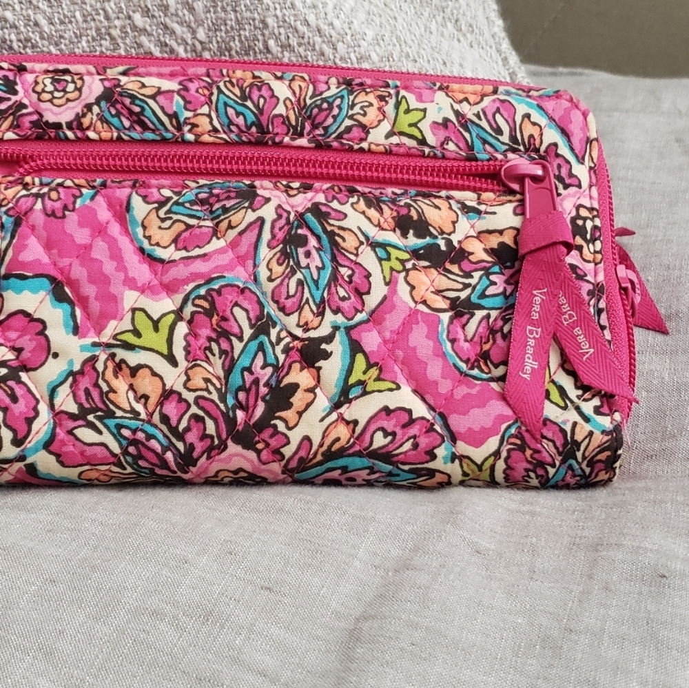 Vera Bradley Turn Lock Wallet Rfid Zip Around Versatile Quiet Luxury Pink Quilt - Picture 4 of 4